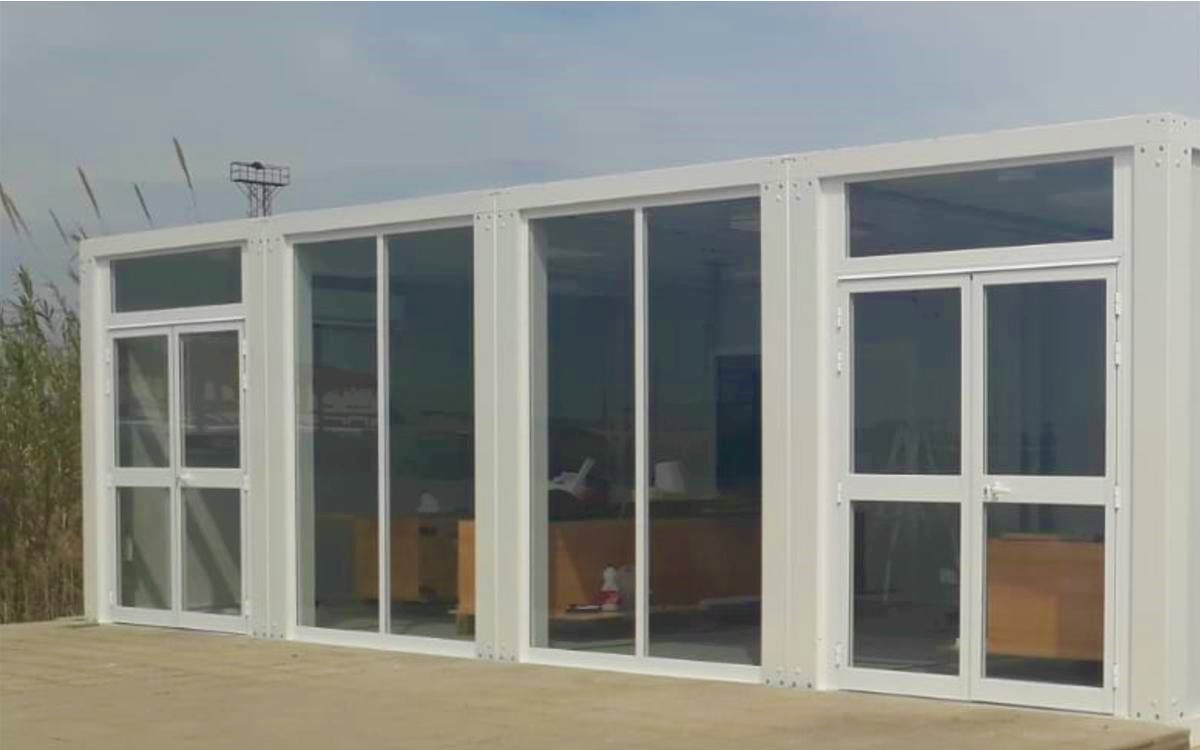 Puerta Básica de Aluminio Panelada de 1 o 2 Hojas, Serie 7009 E-40
